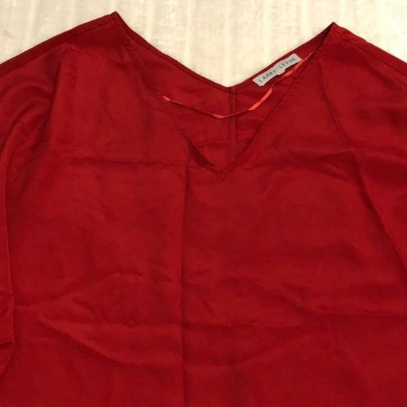 Larry Levine Short Sleeve Batwing Style Blouse - Picture 2 of 9